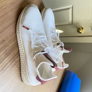 PHARRELL WILLIAMS X WMNS TENNIS HU BURGUNDY 5.5